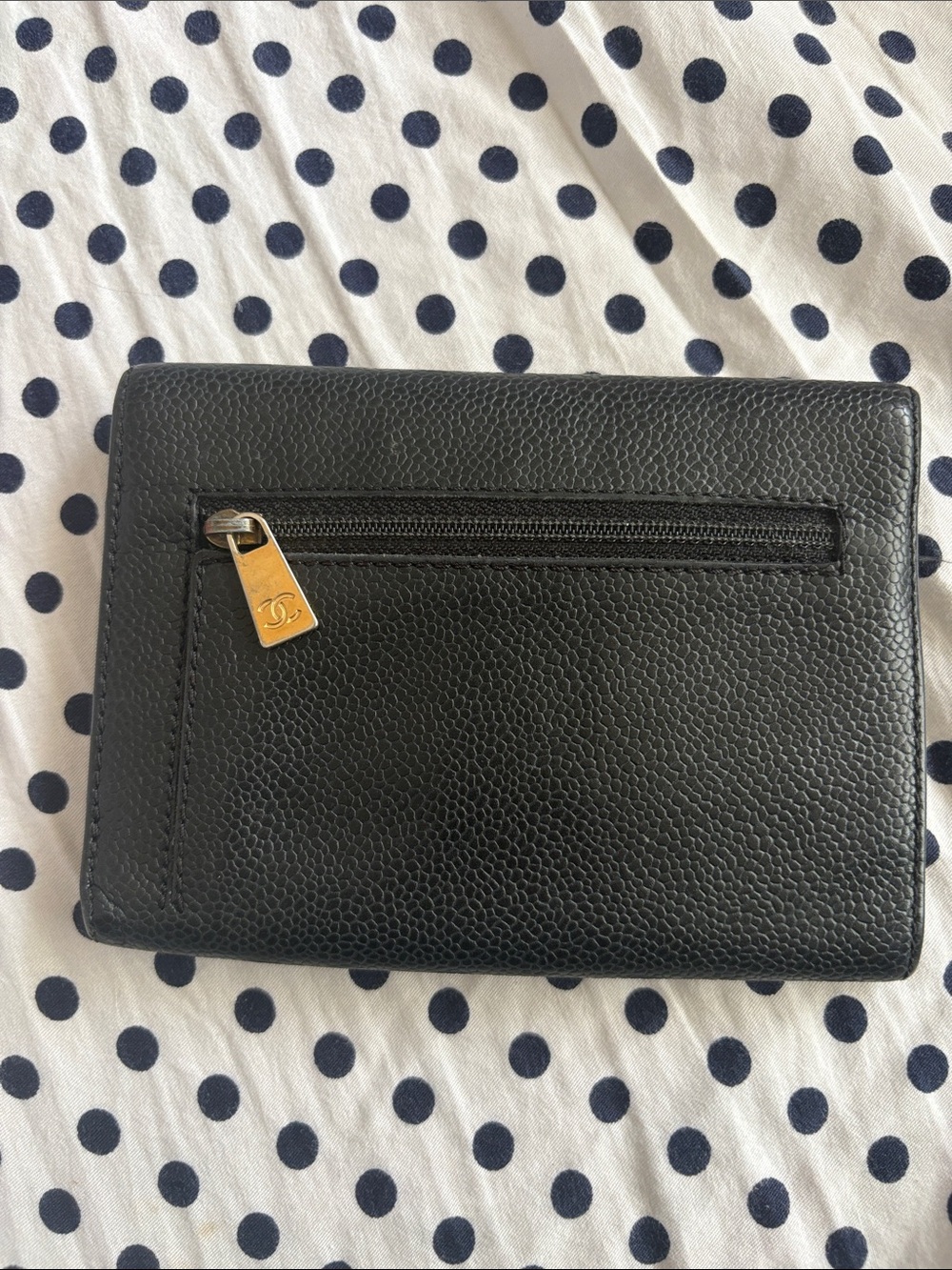 CHANEL Black CC Logo Wallet in Caviar Leather - Picture 2 of 11